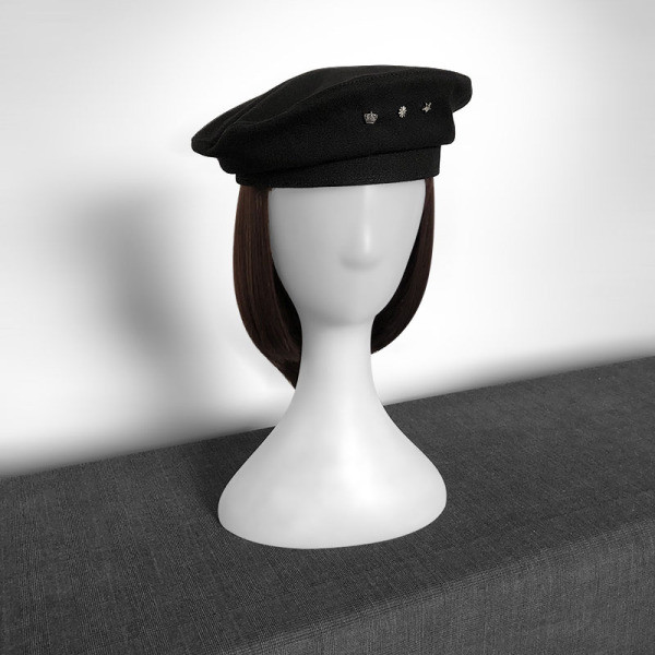 Női barett típusú sapka fém elemmel