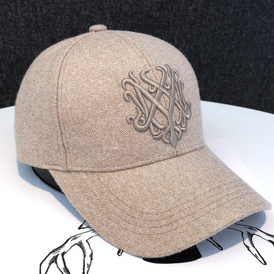 Új modell női sapka - télre alkalmas napellenzővel