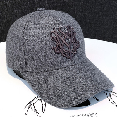 Új modell női sapka - télre alkalmas napellenzővel