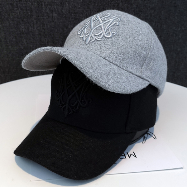 Új modell női sapka - télre alkalmas napellenzővel