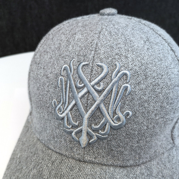 Új modell női sapka - télre alkalmas napellenzővel