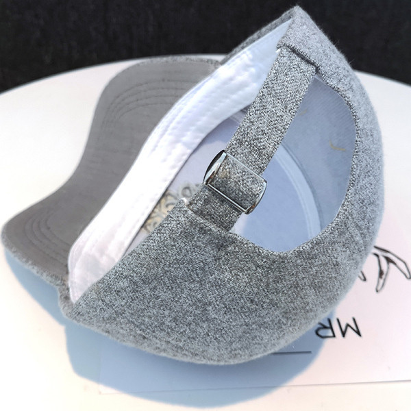 Új modell női sapka - télre alkalmas napellenzővel