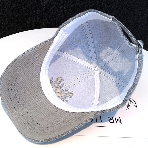 Új modell női sapka - télre alkalmas napellenzővel