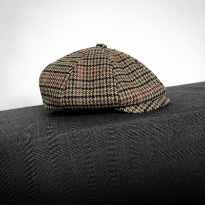 Kockás női sapka napellenzővel