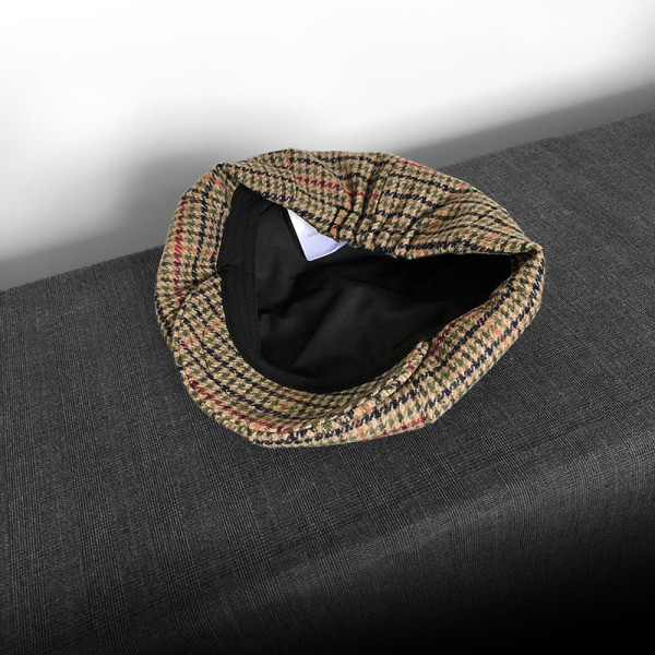 Kockás női sapka napellenzővel