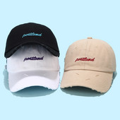 Textil sapka napellenzővel, szakadt motívumokkal