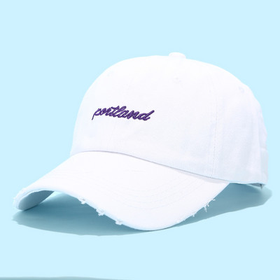 Textil sapka napellenzővel, szakadt motívumokkal