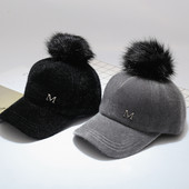 Alkalmi női sapka fényes hatással, pihe-puha pomponnal