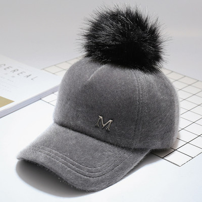 Alkalmi női sapka fényes hatással, pihe-puha pomponnal