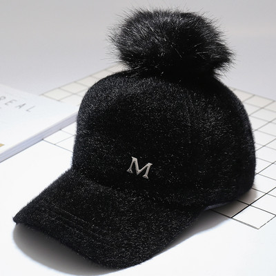 Alkalmi női sapka fényes hatással, pihe-puha pomponnal