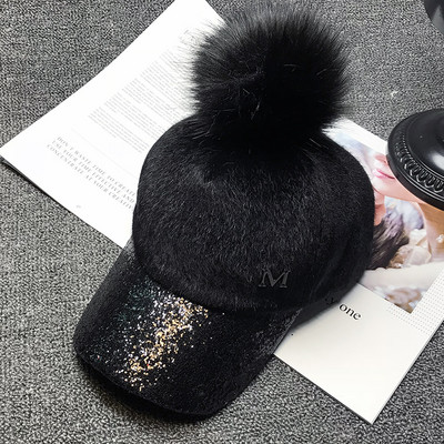 Alkalmi női sapka fényes hatással, pihe-puha pomponnal