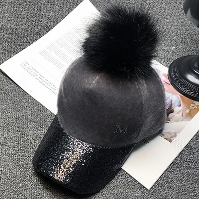 Alkalmi női sapka fényes hatással, pihe-puha pomponnal