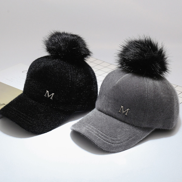 Alkalmi női sapka fényes hatással, pihe-puha pomponnal