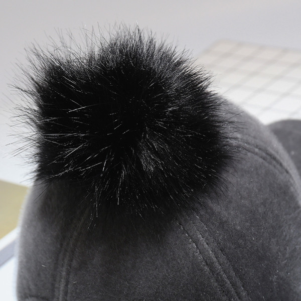 Alkalmi női sapka fényes hatással, pihe-puha pomponnal