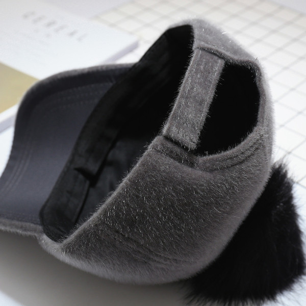 Alkalmi női sapka fényes hatással, pihe-puha pomponnal