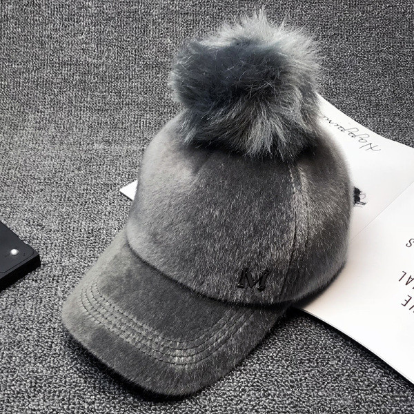 Alkalmi női sapka fényes hatással, pihe-puha pomponnal