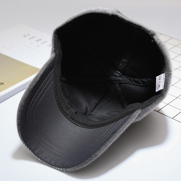 Alkalmi női sapka fényes hatással, pihe-puha pomponnal