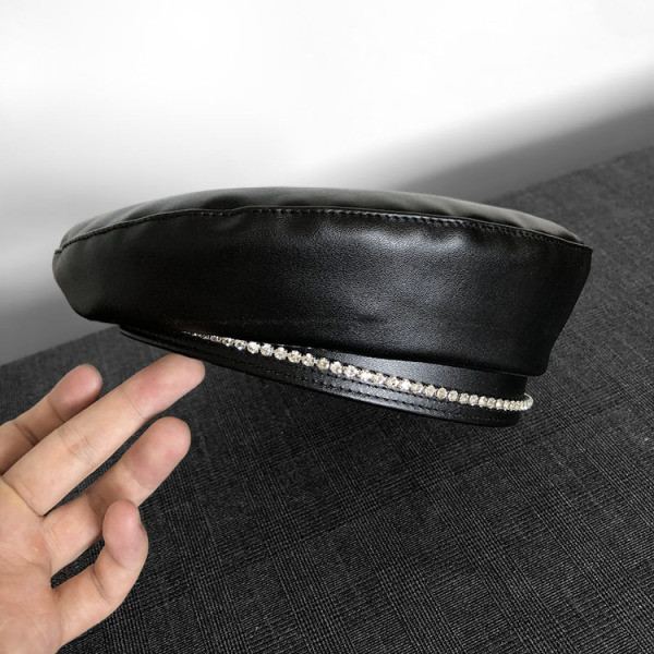 Modern női svájcisapka eco bőrből kövekkel