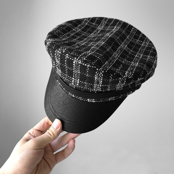 Ženska karirana kapa sa šilterom u crnoj boji