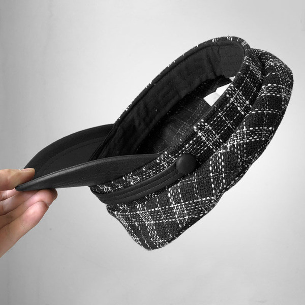 Ženska karirana kapa sa šilterom u crnoj boji