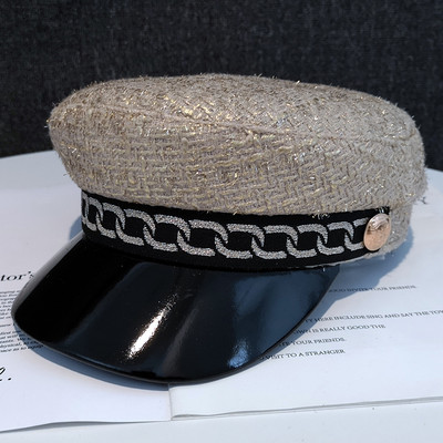 Modern női sapka fém elemes berettel