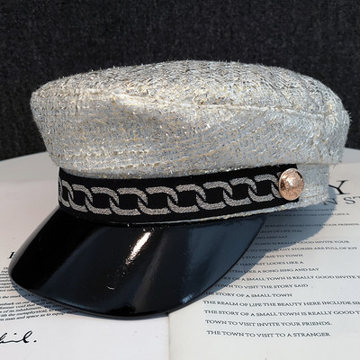 Modern női sapka fém elemes berettel