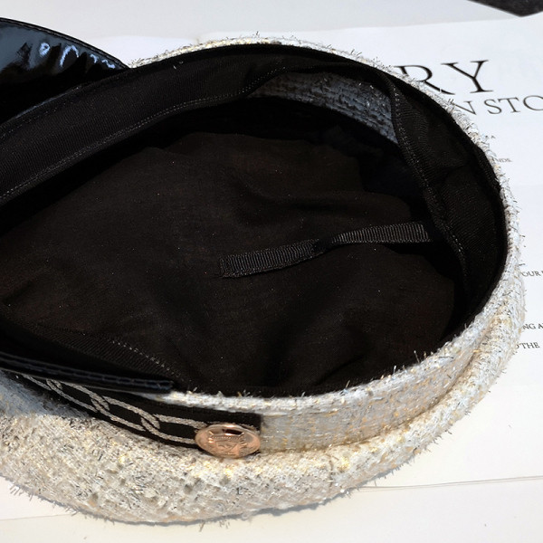 Modern női sapka fém elemes berettel