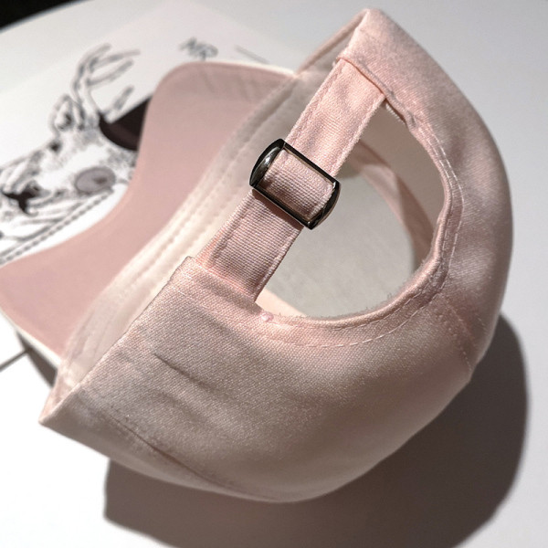 Modern női fényes sapka felirattal