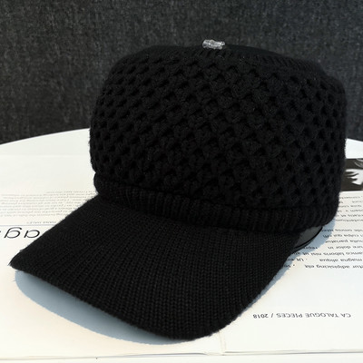 Modern kötött sapka napellenzővel