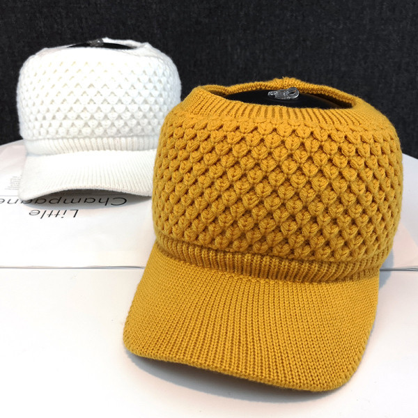 Modern kötött sapka napellenzővel