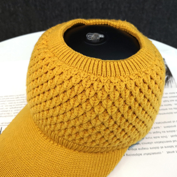 Modern kötött sapka napellenzővel