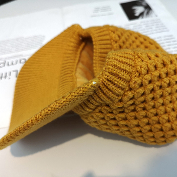 Modern kötött sapka napellenzővel