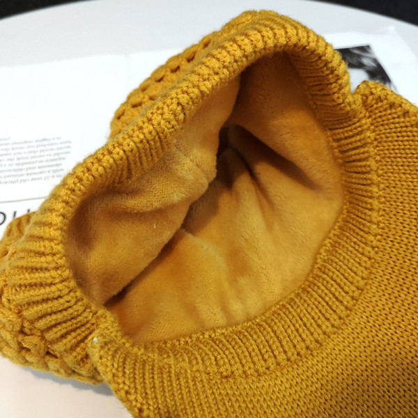 Modern kötött sapka napellenzővel