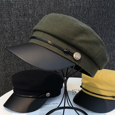 Μοντέρνο γυναικείο καπέλο με μεταλλικό στοιχείο και γείσο