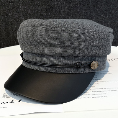 Korszerű női sapka fém elemmel és napellenzővel