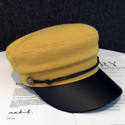 Korszerű női sapka fém elemmel és napellenzővel