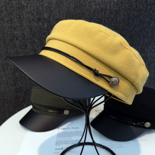 Korszerű női sapka fém elemmel és napellenzővel