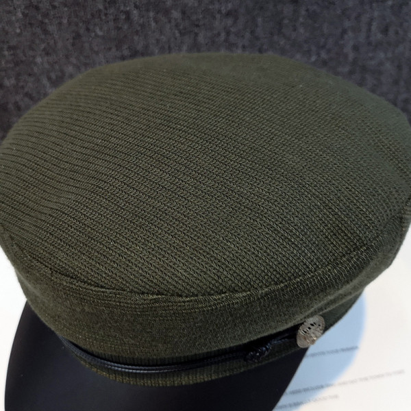 Korszerű női sapka fém elemmel és napellenzővel