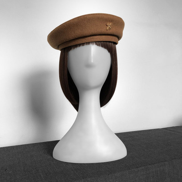 Női svájcisapka, fém elemes méhecskékkel