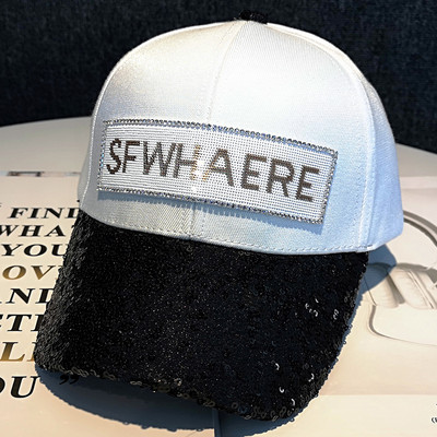 Μοντέρνο γυναικείο καπέλο με πούλιες και γείσο