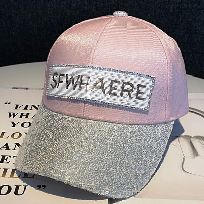 Μοντέρνο γυναικείο καπέλο με πούλιες και γείσο