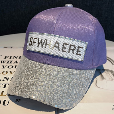 Μοντέρνο γυναικείο καπέλο με πούλιες και γείσο