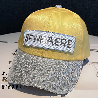 Μοντέρνο γυναικείο καπέλο με πούλιες και γείσο