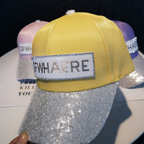 Μοντέρνο γυναικείο καπέλο με πούλιες και γείσο