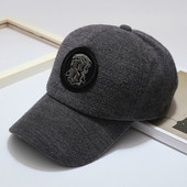 Sport-alkalmi női sapka emblémával és napellenzővel