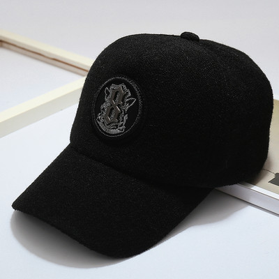 Sport-alkalmi női sapka emblémával és napellenzővel