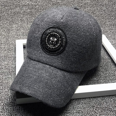 Sport-alkalmi női sapka emblémával és napellenzővel