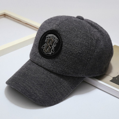 Sport-alkalmi női sapka emblémával és napellenzővel