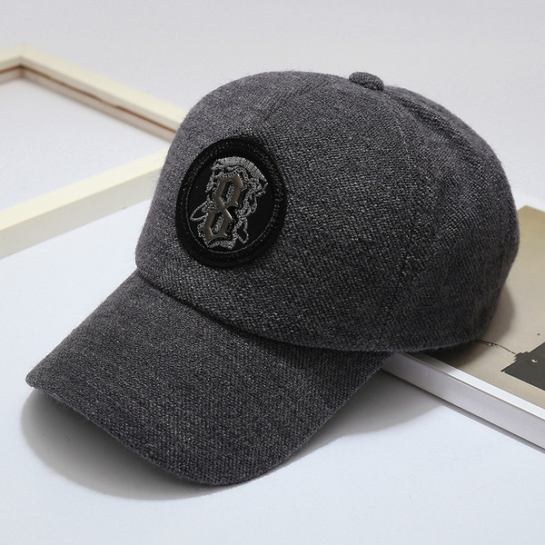 Sport-alkalmi női sapka emblémával és napellenzővel