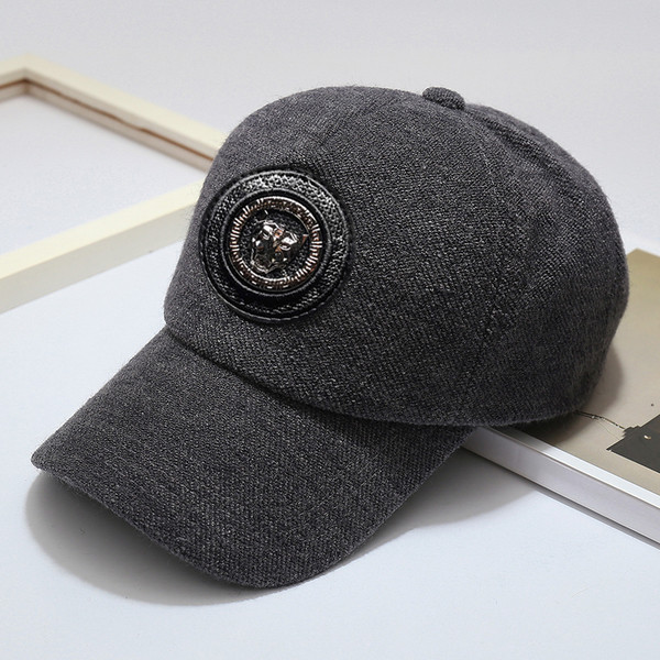 Sport-alkalmi női sapka emblémával és napellenzővel